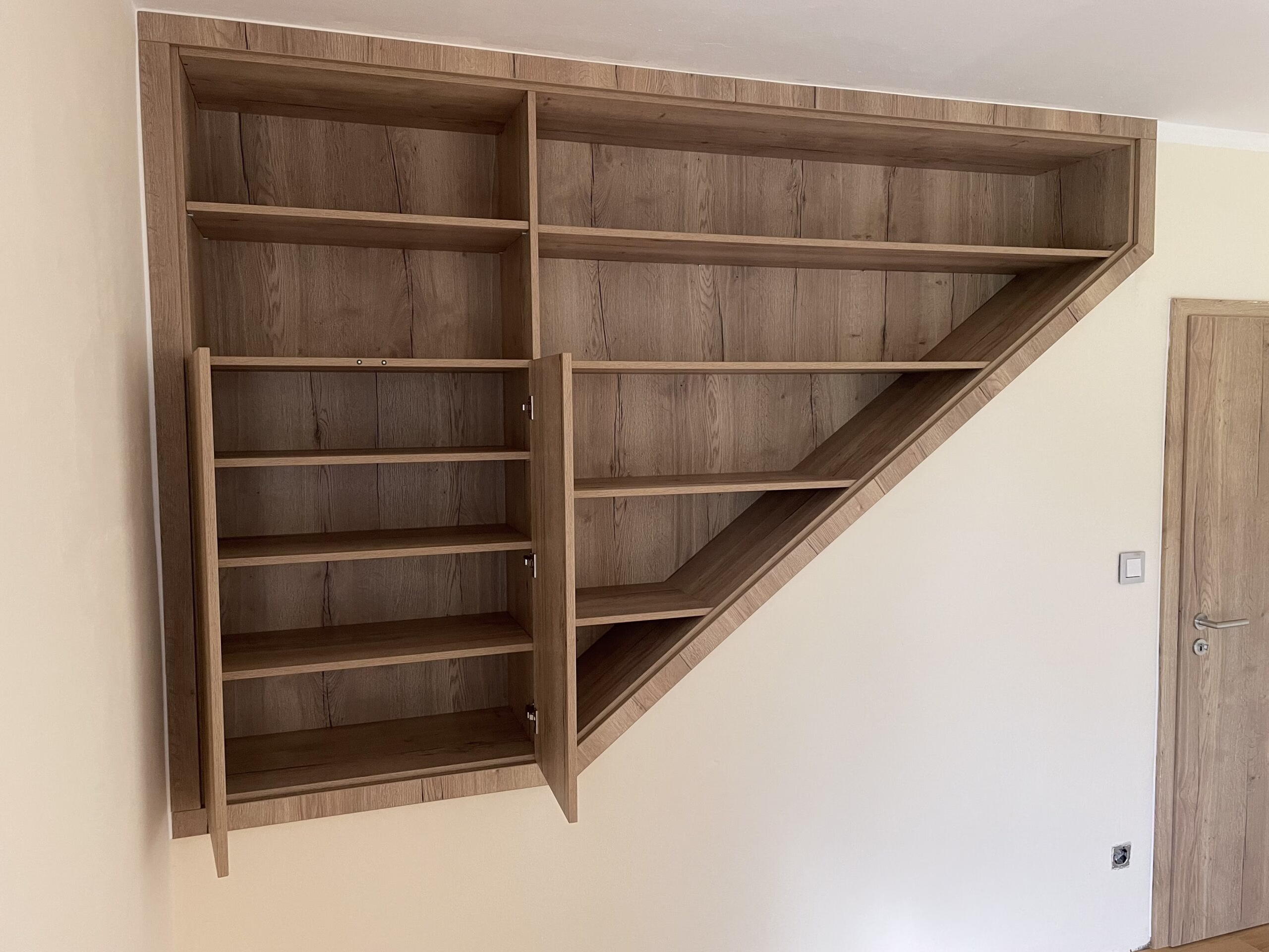 Individueller Möbelbau von Tischler mit Montage | Eibauregal in Nische nach Maß inklusive Montage | Nischenregal Maßanfertigung | Maßgefertigte Schränke für Nischen | Treppenunterschrank mit Montage 1 Individueller Möbelbau von Tischler mit Montage | Eibauregal in Nische nach Maß inklusive Montage | Nischenregal Maßanfertigung | Maßgefertigte Schränke für Nischen | Treppenunterschrank mit Montage