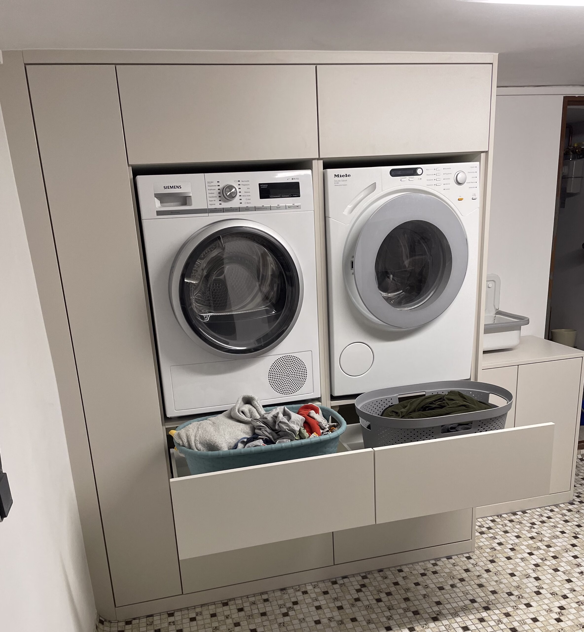 Individueller Möbelbau von Tischler mit Montage | Waschmaschinenschrank mit Montage | Einbauschrank für Waschmaschine und Trockner | Maßgefertigte Geräteschränke für Nischen | Maßanfertigung Wandschrank für Keller 1 Individueller Möbelbau von Tischler mit Montage | Waschmaschinenschrank mit Montage | Einbauschrank für Waschmaschine und Trockner | Maßgefertigte Geräteschränke für Nischen | Maßanfertigung Wandschrank für Keller