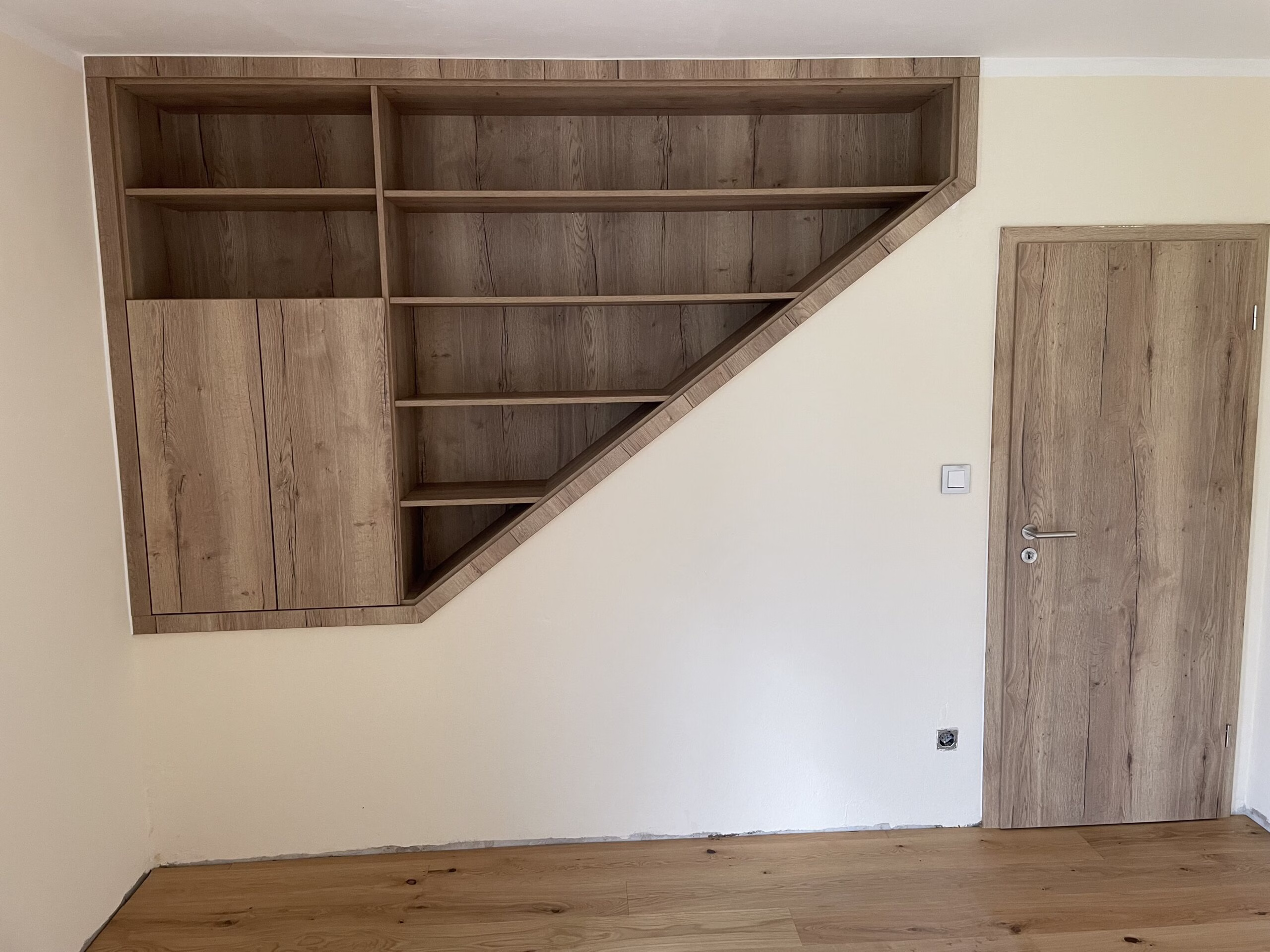 Individueller Möbelbau von Tischler mit Montage | Eibauregal in Nische nach Maß inklusive Montage | Nischenregal Maßanfertigung | Maßgefertigte Schränke für Nischen | Treppenunterschrank mit Montage 2 Individueller Möbelbau von Tischler mit Montage | Eibauregal in Nische nach Maß inklusive Montage | Nischenregal Maßanfertigung | Maßgefertigte Schränke für Nischen | Treppenunterschrank mit Montage