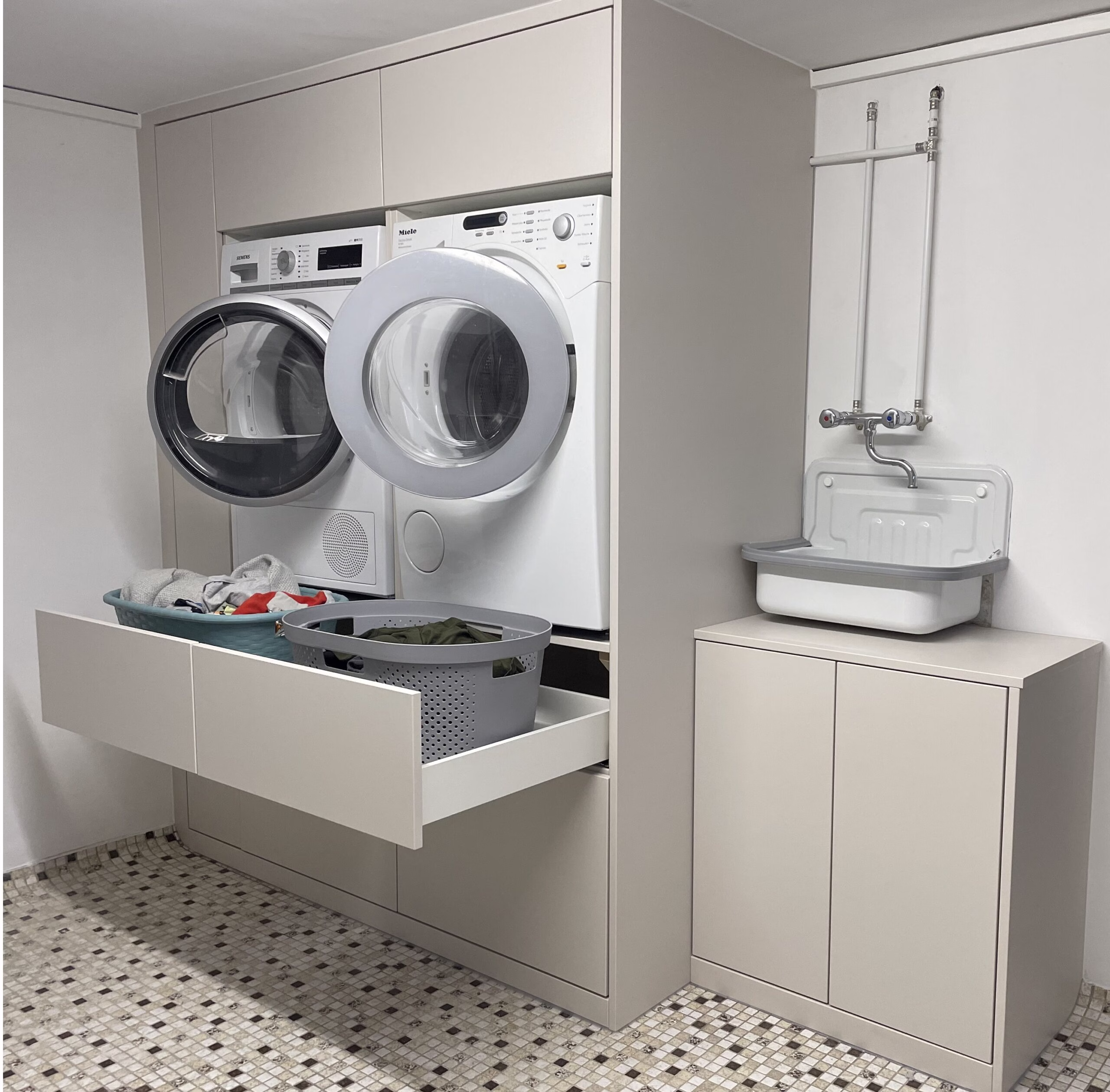Individueller Möbelbau von Tischler mit Montage | Waschmaschinenschrank mit Montage | Einbauschrank für Waschmaschine und Trockner | Maßgefertigte Geräteschränke für Nischen | Maßanfertigung Wandschrank für Keller 2 Individueller Möbelbau von Tischler mit Montage | Waschmaschinenschrank mit Montage | Einbauschrank für Waschmaschine und Trockner | Maßgefertigte Geräteschränke für Nischen | Maßanfertigung Wandschrank für Keller