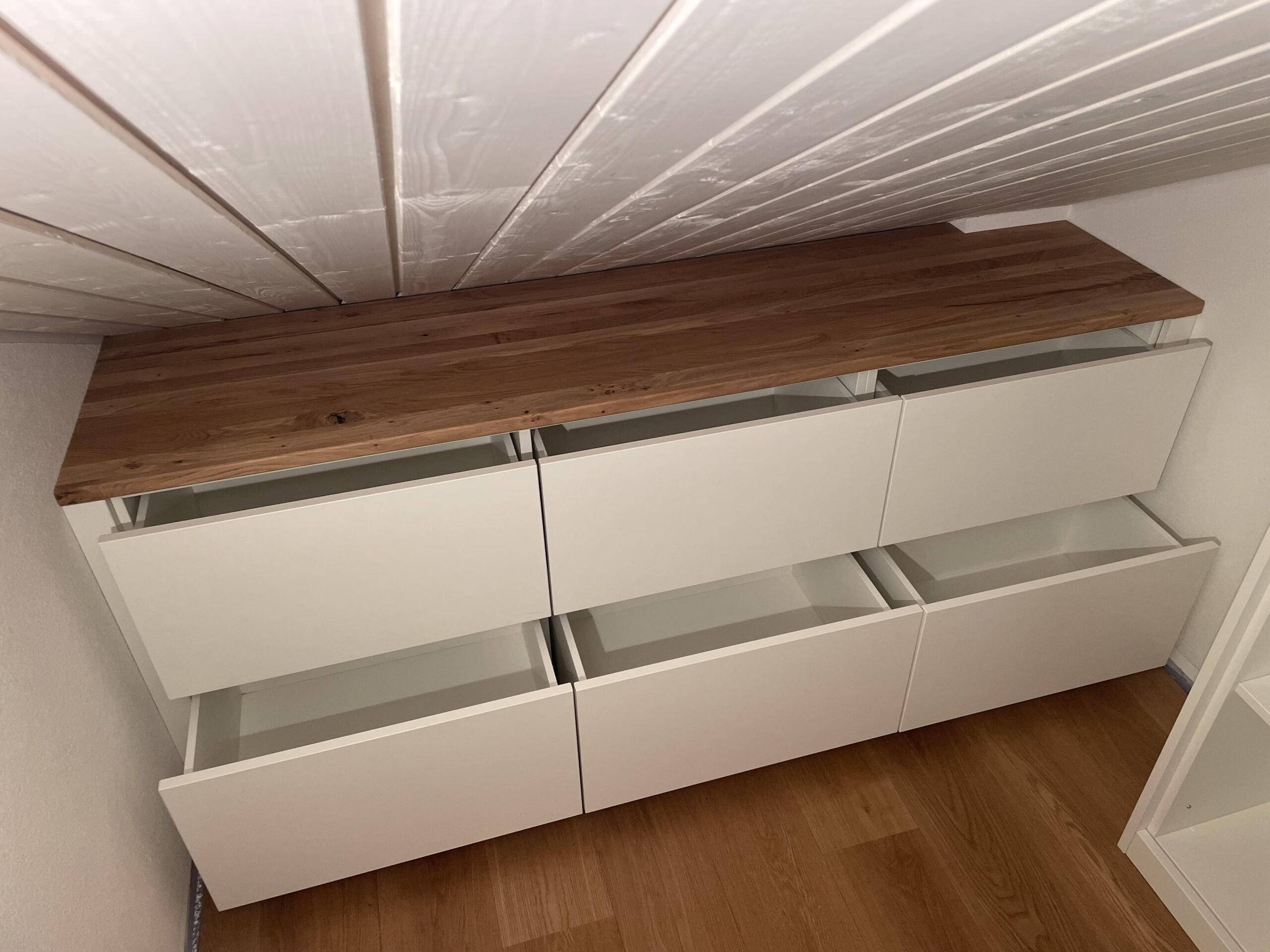Individueller Möbelbau mit Montage | Dachschrägeschrank nach Maß mit Montage | Einbauschrank für Dachschräge Maßanfertigung | Maßgefertigte Schränke für Dachschrägen | Giebelschrank mit Montage | Büromöbel vom Tischler mit Montage 3 Individueller Möbelbau mit Montage | Dachschrägeschrank nach Maß mit Montage | Einbauschrank für Dachschräge Maßanfertigung | Maßgefertigte Schränke für Dachschrägen | Giebelschrank mit Montage | Büromöbel vom Tischler mit Montage