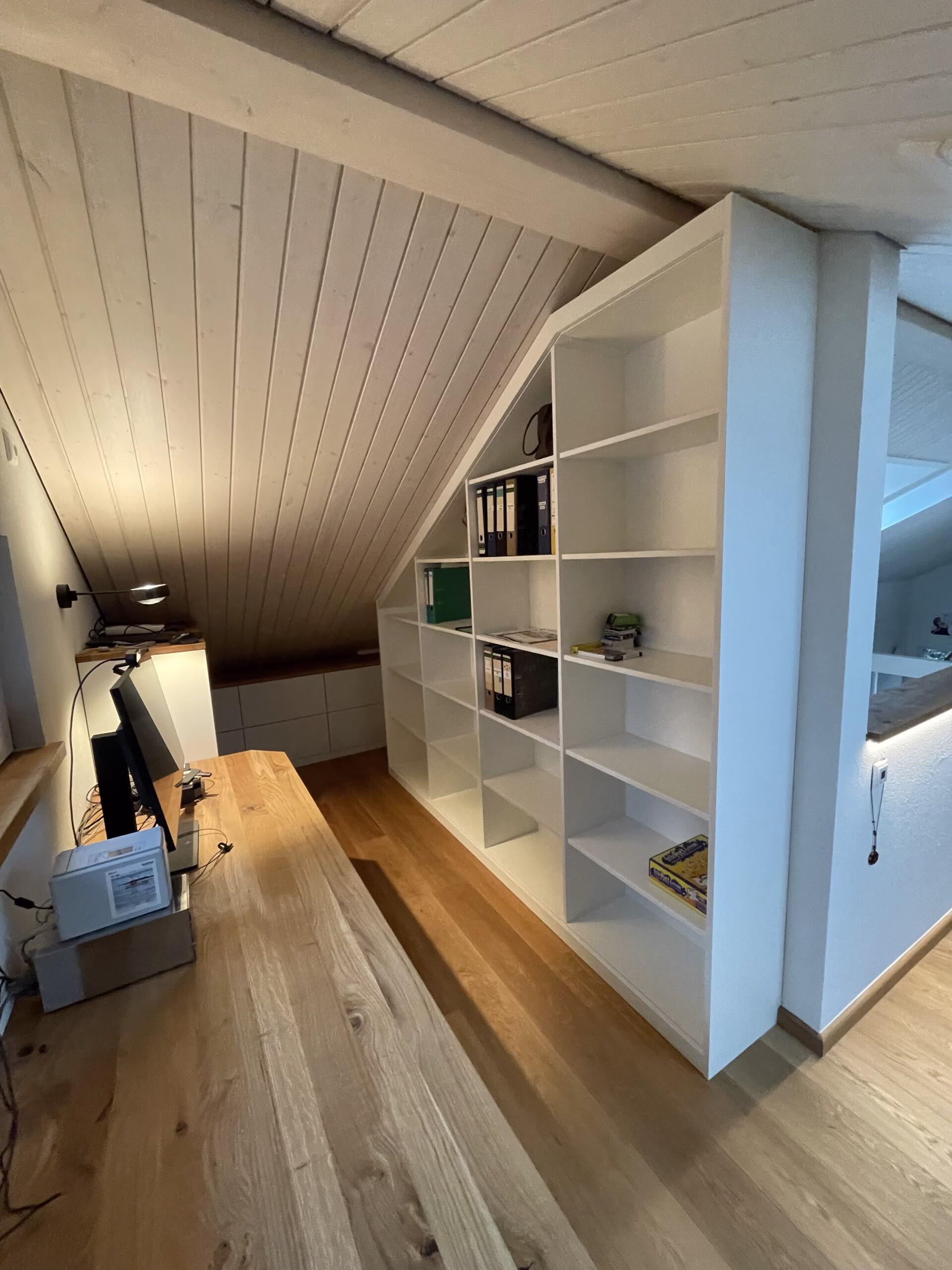 Individueller Möbelbau mit Montage | Dachschrägeschrank nach Maß mit Montage | Einbauschrank für Dachschräge Maßanfertigung | Maßgefertigte Schränke für Dachschrägen | Giebelschrank mit Montage | Büromöbel vom Tischler mit Montage 4 Individueller Möbelbau mit Montage | Dachschrägeschrank nach Maß mit Montage | Einbauschrank für Dachschräge Maßanfertigung | Maßgefertigte Schränke für Dachschrägen | Giebelschrank mit Montage | Büromöbel vom Tischler mit Montage