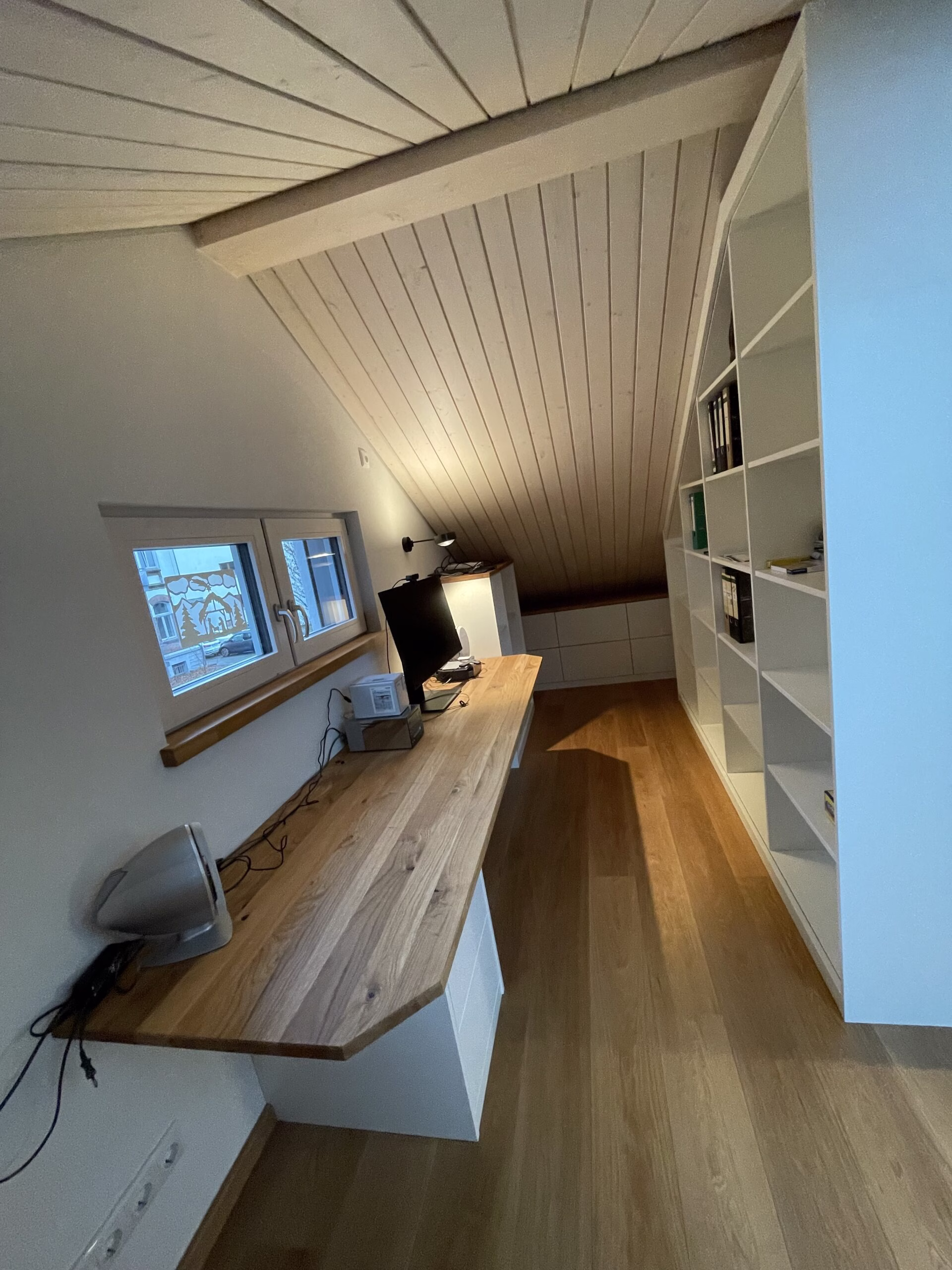 Individueller Möbelbau mit Montage | Dachschrägeschrank nach Maß mit Montage | Einbauschrank für Dachschräge Maßanfertigung | Maßgefertigte Schränke für Dachschrägen | Giebelschrank mit Montage | Büromöbel vom Tischler mit Montage 5 Individueller Möbelbau mit Montage | Dachschrägeschrank nach Maß mit Montage | Einbauschrank für Dachschräge Maßanfertigung | Maßgefertigte Schränke für Dachschrägen | Giebelschrank mit Montage | Büromöbel vom Tischler mit Montage
