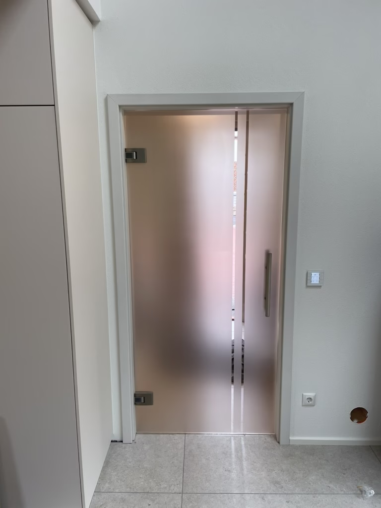 Home 29 Satinierte Glasinnentür mit senkrechten transparenten Streifen, langem Griff und weißer Zarge