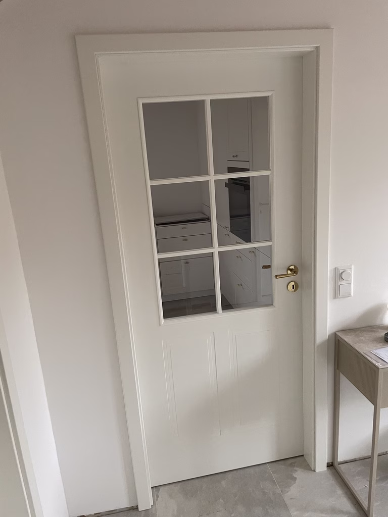 Home 27 Weiße Innentür im Landhausstil mit unterteiltem Glasausschnitt und messingfarbenem Griff