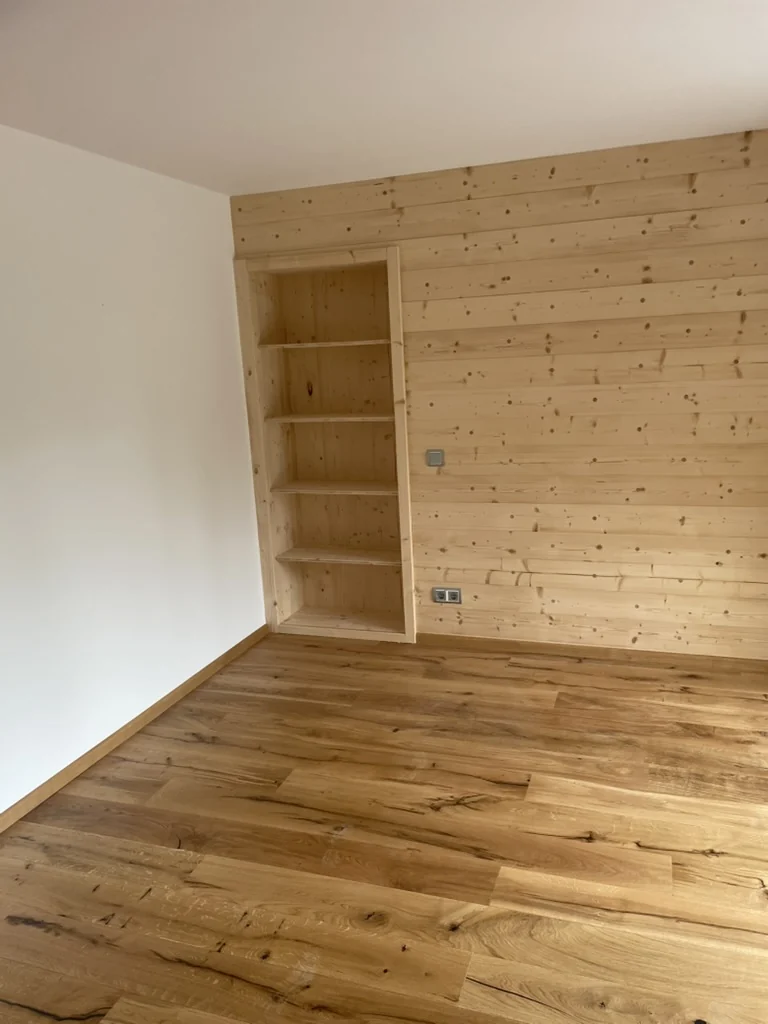 Parkett schwimmend oder verklebt: Was passt zu Ihrem Projekt? 2 Bodenfläche mit Holzverkleidung und eingebautem Regal