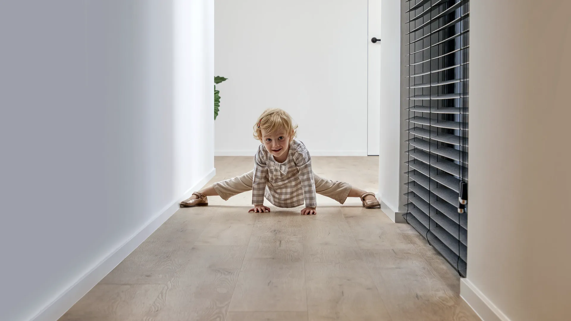 COREtec Naturals Forest Bodenbelag in einem hellen Wohnflur