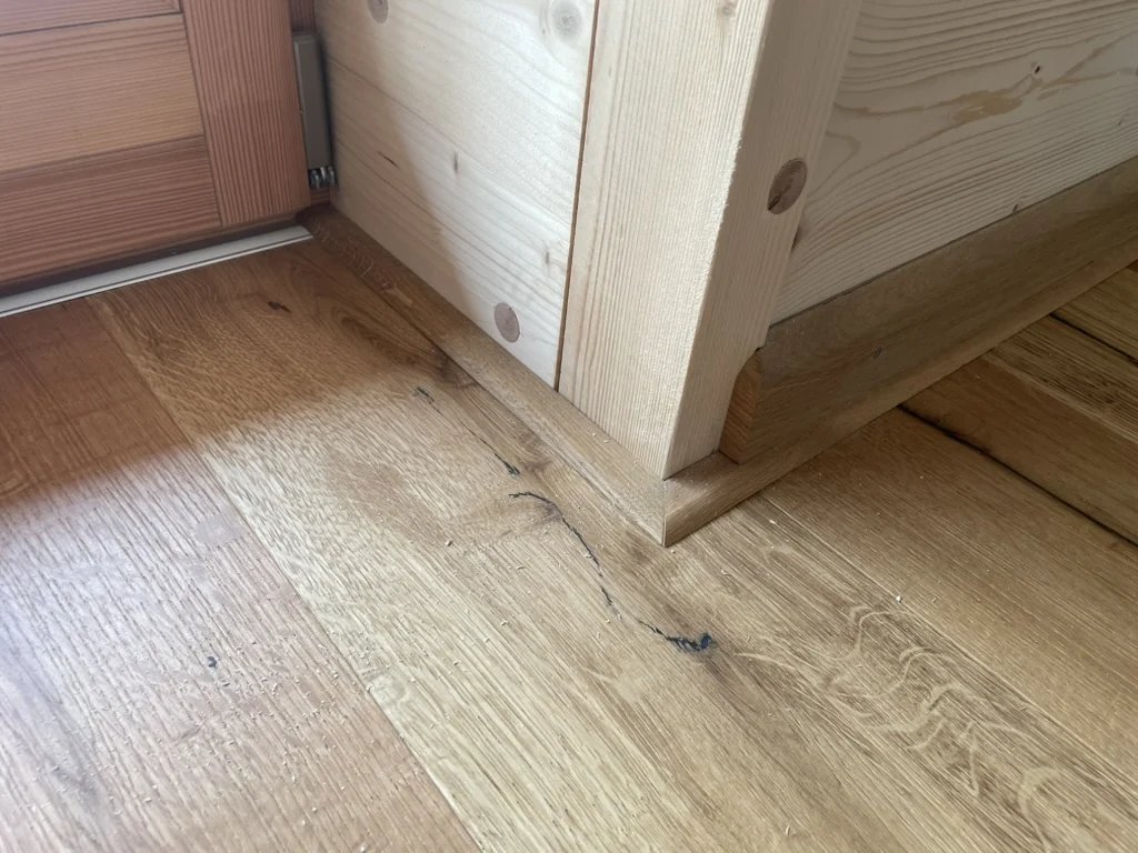 Massivholzdielen verschrauben: den Unterbau zuerst klären 3 Sockelleiste und Bodenanschluss an einem Holzpfosten