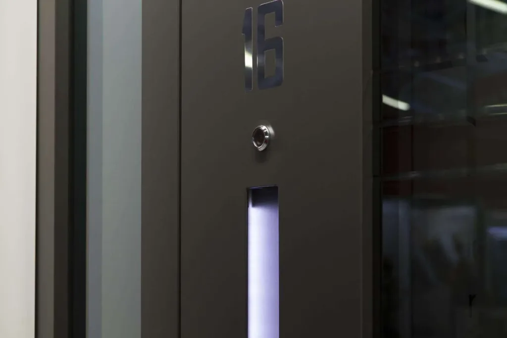 Aluminium-Haustür: Vorteile, Grenzen und Materialvergleich 5 Detail einer INOTHERM Haustür mit Hausnummer, Türspion und beleuchteter Griffmulde