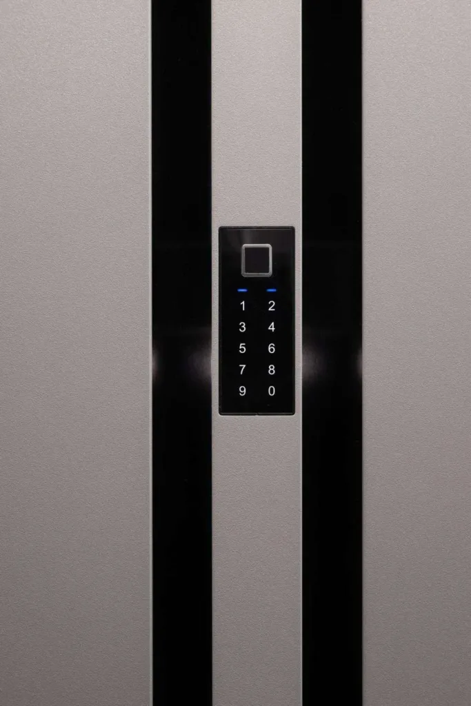 Haustür mit RC2 oder RC3: So wählen Sie passenden Einbruchschutz 3 INOSMART-Bedienfeld mit Fingerprintsensor und beleuchtetem Ziffernfeld in einer INOTHERM Haustür