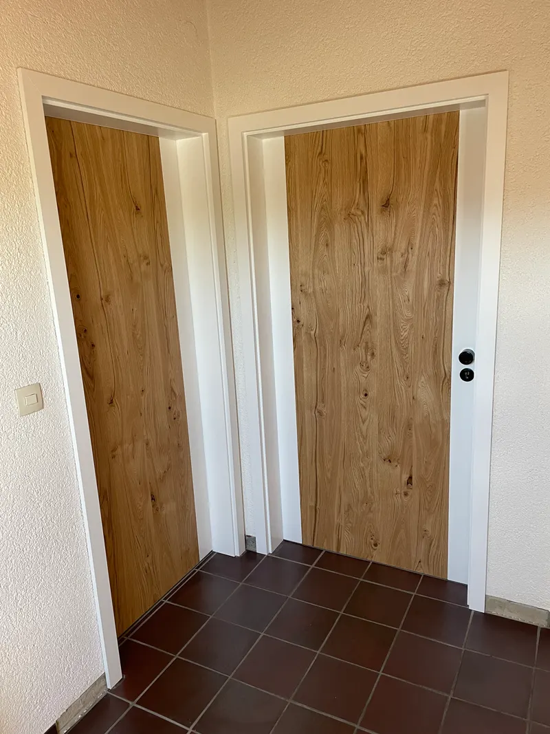 Neuer Boden und neue Türen: Bodenhöhe und Übergänge gemeinsam planen 1 Zwei Türen in Holzoptik mit weißen Zargen und schwarzen Griffen