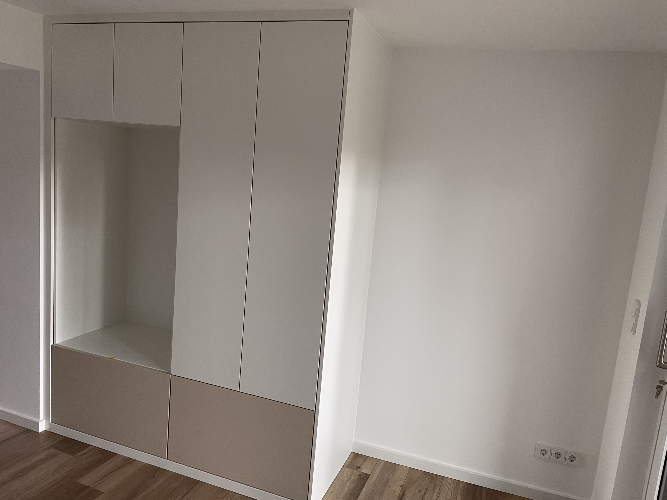 Nischenschrank planen: Aus einer Lücke brauchbaren Stauraum machen 1 Hoher Einbauschrank mit hellen Fronten und einer integrierten offenen Nische