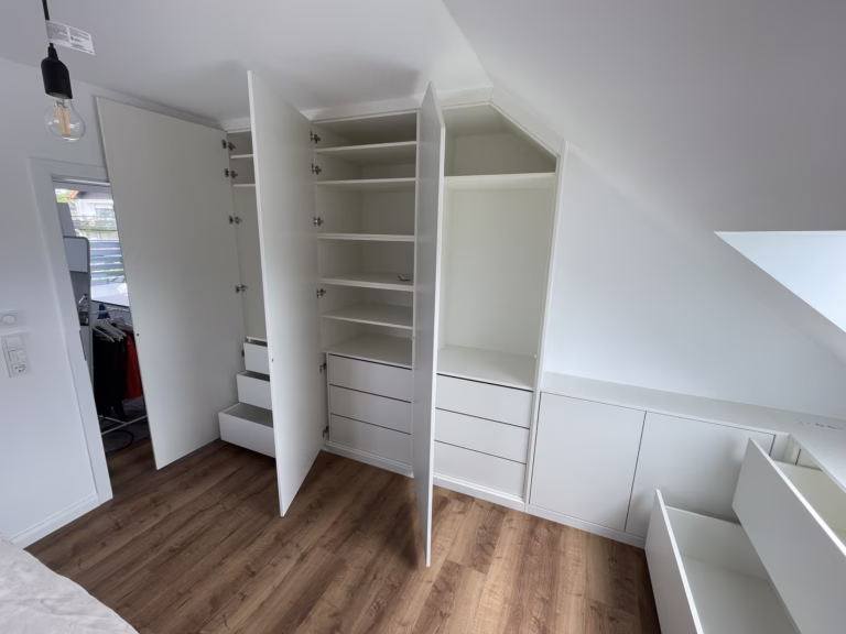 Home 11 Weißer Einbauschrank unter einer Dachschräge mit offenen Türen, Regalböden, Kleiderstange und Schubladen
